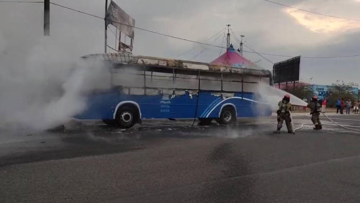 Imagen de la noticia: Un bus se incendió con 40 pasajeros a bordo