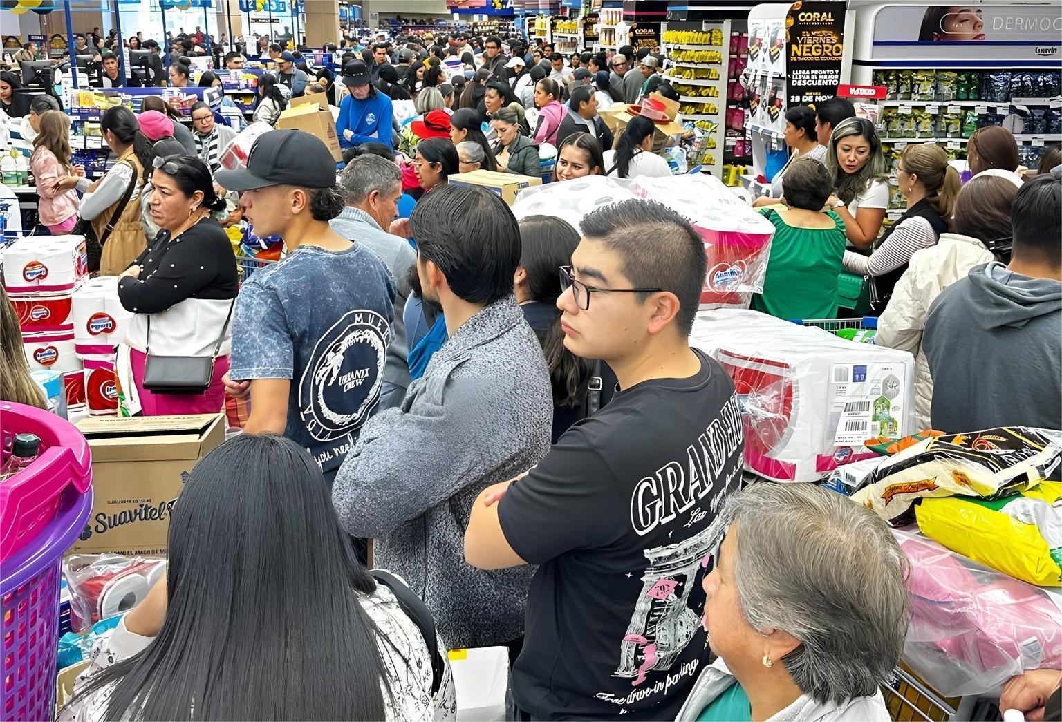 Imagen de la noticia: En Manta hacen largas filas por descuentos del viernes negro