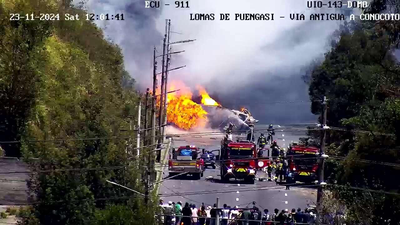 Imagen de la noticia: Accidente de tanquero con combustible genera alarma en Quito