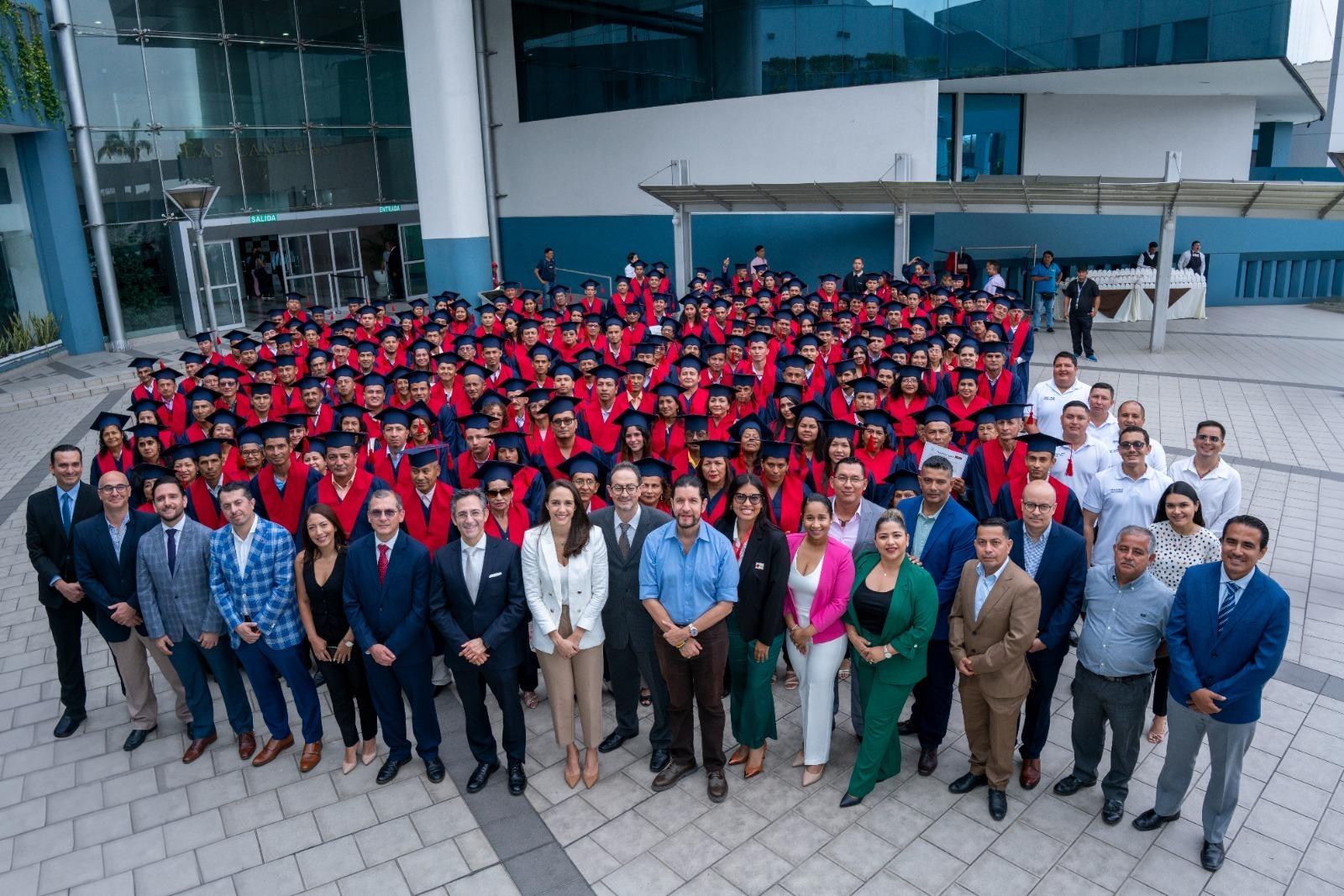 Imagen de la noticia: Nestlé a través de escuelas de agroemprendimiento gradúa a 400 pequeños cacaoteros ecuatorianos que forman parte de su plan cacao