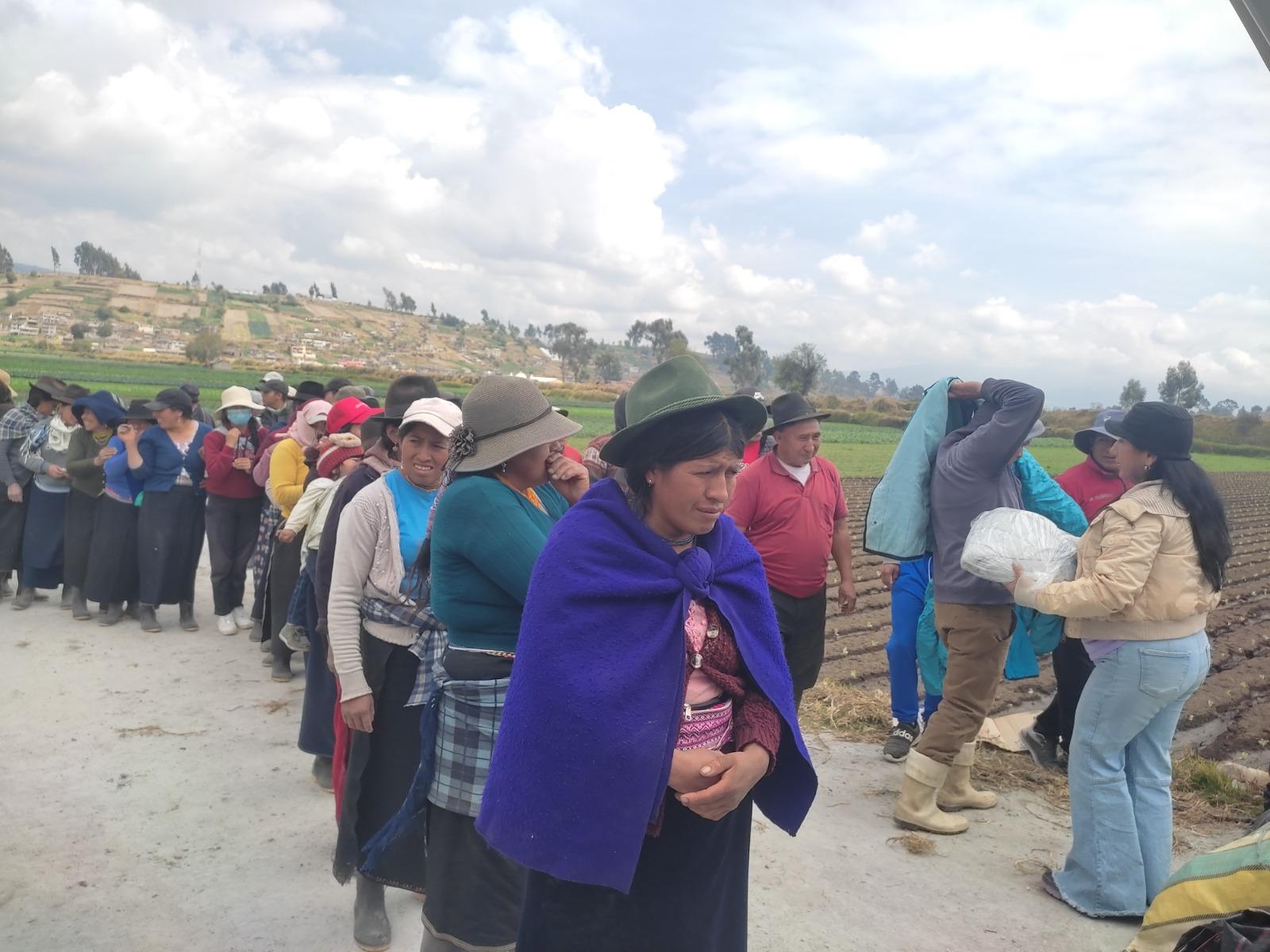 Imagen de la noticia: “Tía llegó al páramo andino con la donación de prendas de fríos para agricultores de esta zona alta del país”