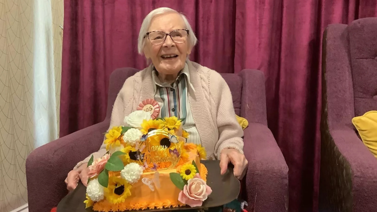Imagen de la noticia: ¡Beber guinness y no casarse!: El secreto de longevidad de una mujer de 105 años