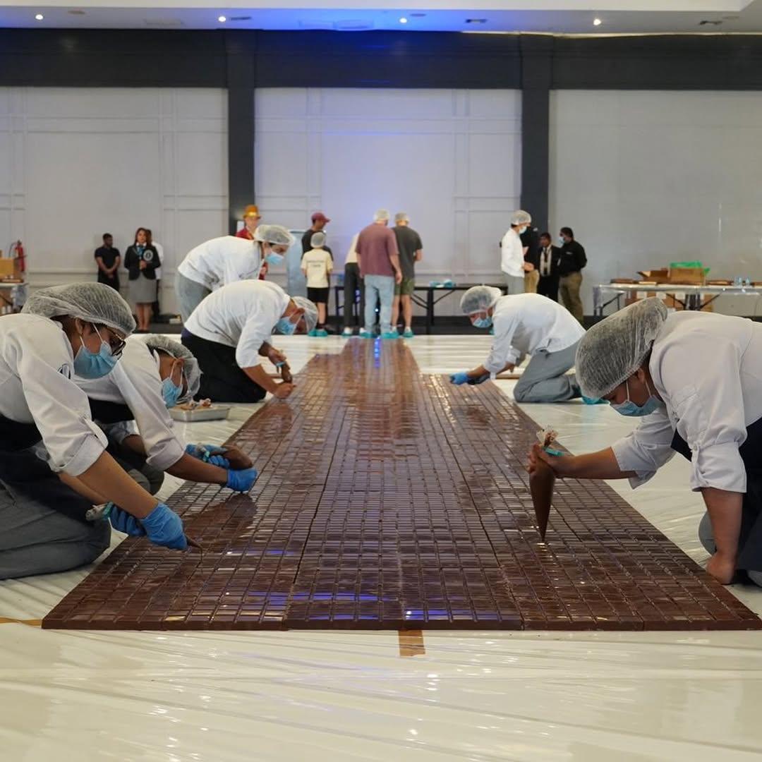 Imagen de la noticia: Ecuador rompe récord Guinness con la barra de chocolate más grande del mundo