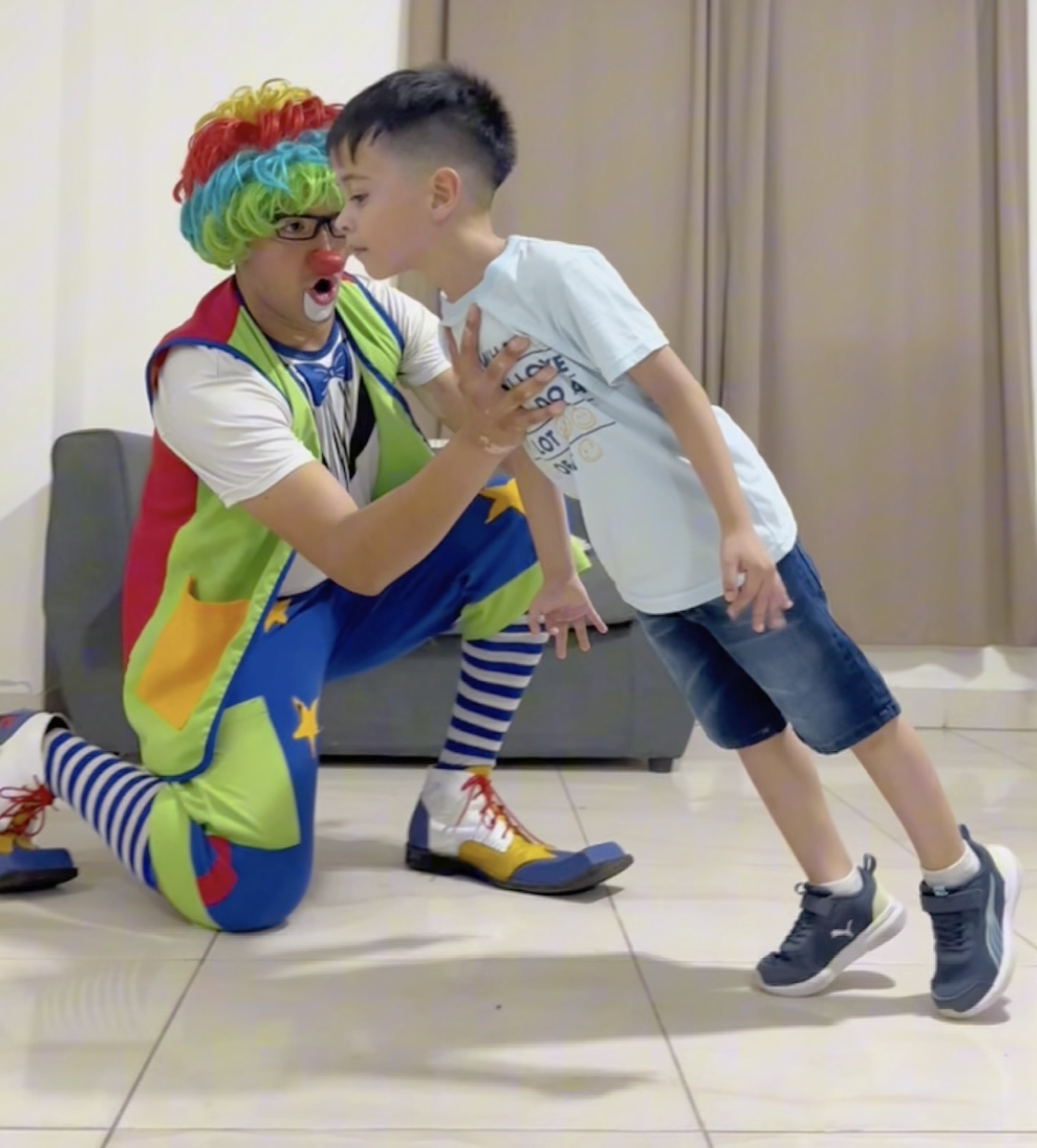 Imagen de la noticia: «Mira cómo mueve los hombritos»: Felipe conquista las redes bailando al estilo de Michael Jackson y sigue siendo tendencia