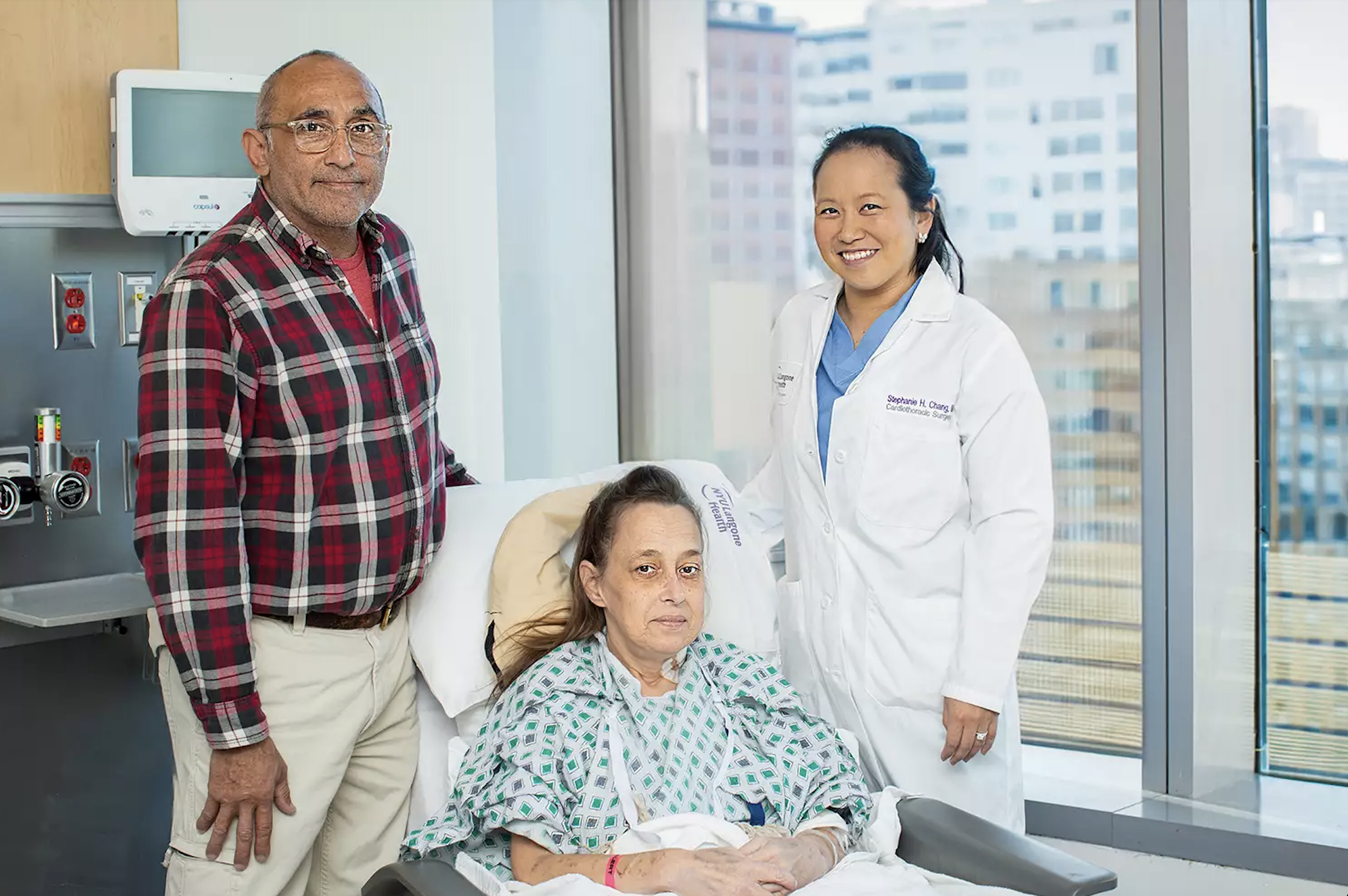 Mujer de 57 años recibió el primer trasplante doble de pulmón asistido por robot