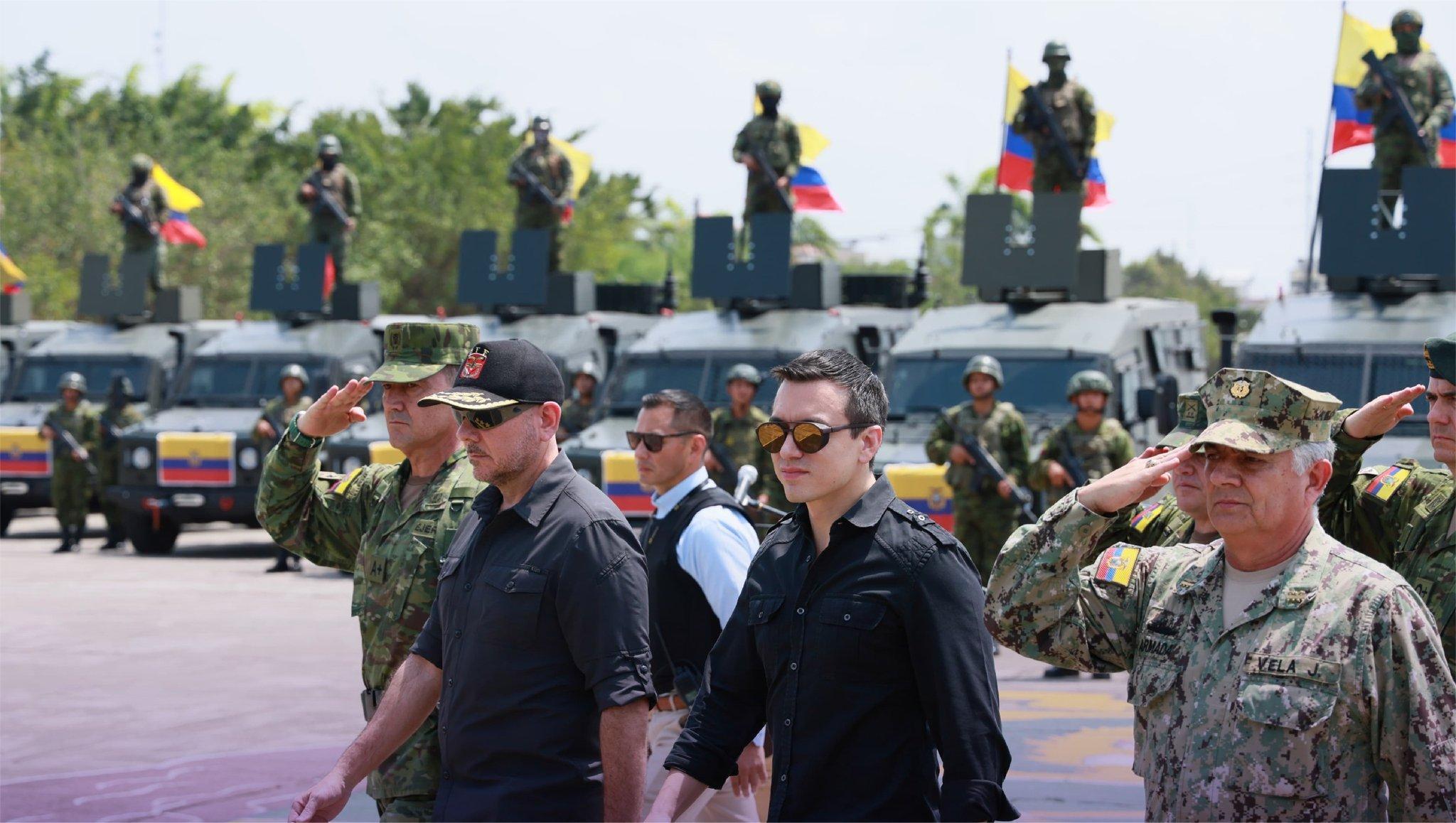 Imagen de la noticia: Daniel Noboa arremete contra exgobernadores y dispone el despliegue de 2.406 militares y 50 vehículos blindados hacia El Oro