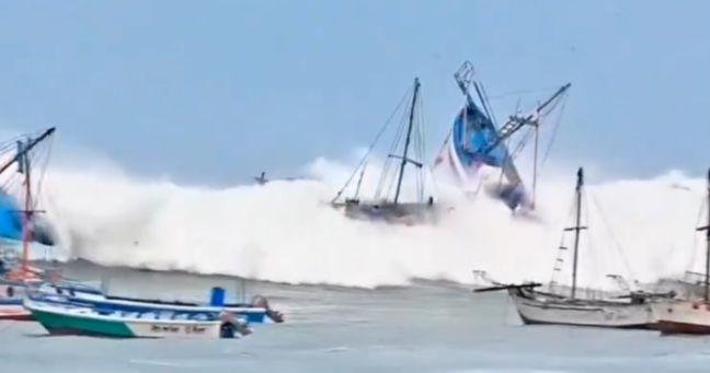 Imagen de la noticia: ¡Alerta máxima!: fuertes oleajes en Ecuador y Perú