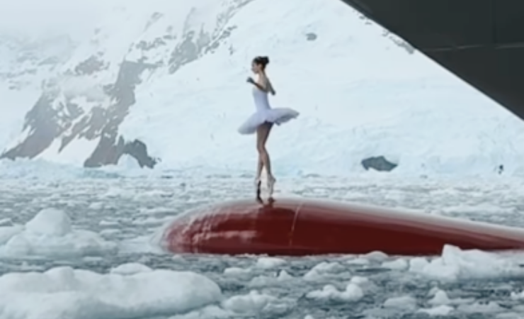 Imagen de la noticia: Victoria Dauberville sorprende al mundo con su ballet sobre las aguas heladas de la Antártida