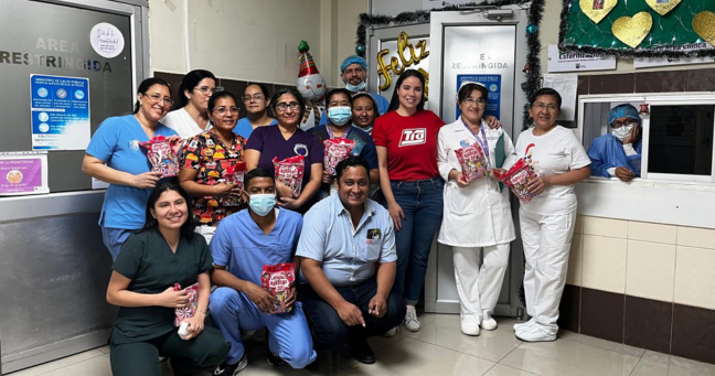 Imagen de la noticia: Tía dona pañales y kits para los recién nacidos de la maternidad del Guasmo