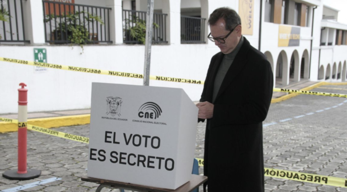 Imagen de la noticia: Carlos Rabascall ejerció su derecho al voto en Quito y abogó por un proceso electoral pacífico y transparente