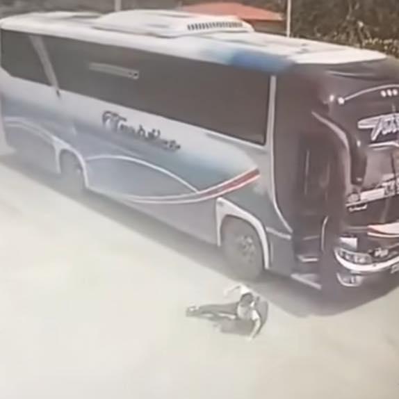 Polémica en Manabí: estudiante cae de bus en movimiento tras empujón de un oficial