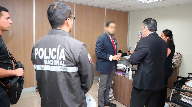 Imagen de la noticia: Juez de la Unidad Penal Norte de Guayaquil fue detenido por presunto prevaricato