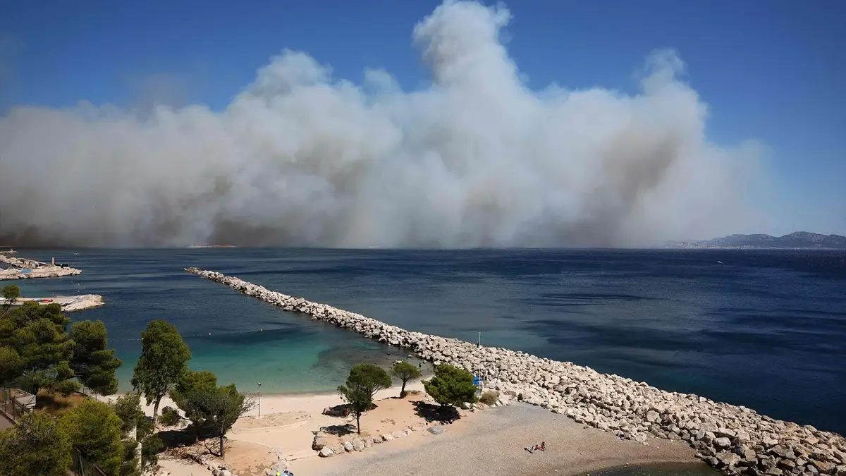 Imagen de la noticia: Un gran incendio obliga a cerrar el aeropuerto de Marsella y a confinar a varias poblaciones