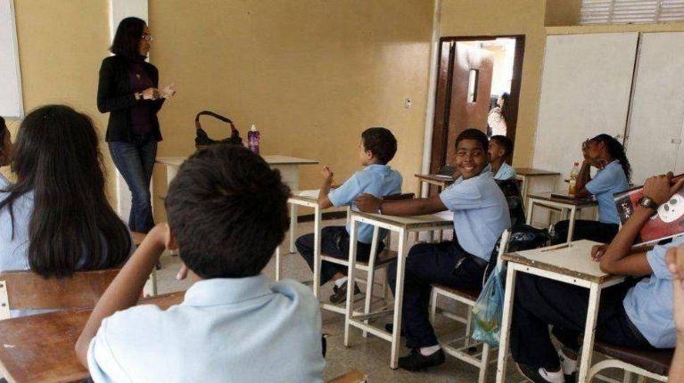 Ministerio de Educación sancionará a planteles por obligar a comprar uniformes y útiles en lugares específicos