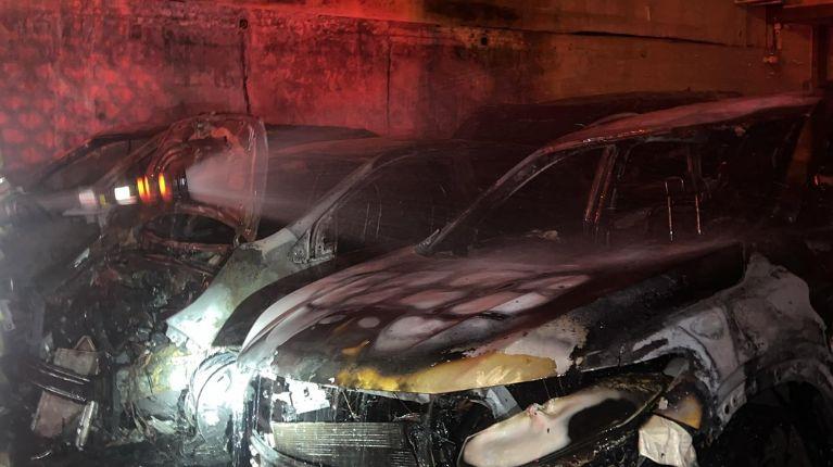 Imagen de la noticia: Incendio en patio de venta de vehículos: ocho carros quemados
