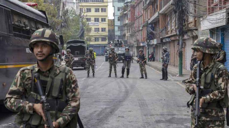 Imagen de la noticia: Nepal paralizado tras disolución del Gobierno: ejército toma el control con las fronteras selladas y un toque de queda nacional