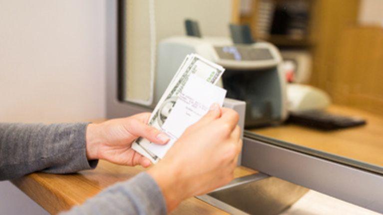 Imagen de la noticia: Transportistas podrán retirar hasta USD. 2.000 en efectivo por ventanilla, ¿por cuánto tiempo está disponible esta opción?