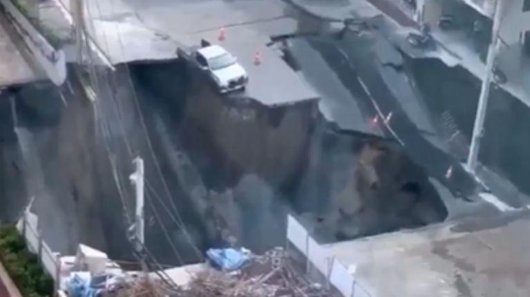 Imagen de la noticia: Socavón de 50 metros destruye una calle frente a un hospital en Tailandia: todo quedó grabado