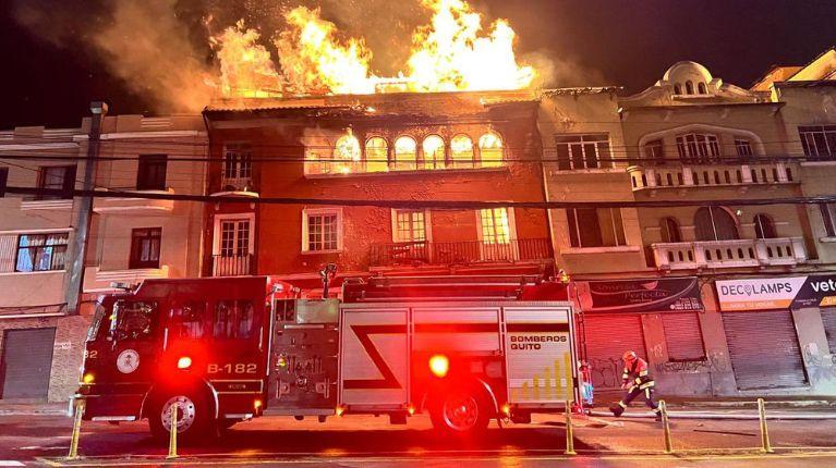 Imagen de la noticia: Incendio en el Centro Histórico de Quito: una casa de construcción mixta ardió en llamas