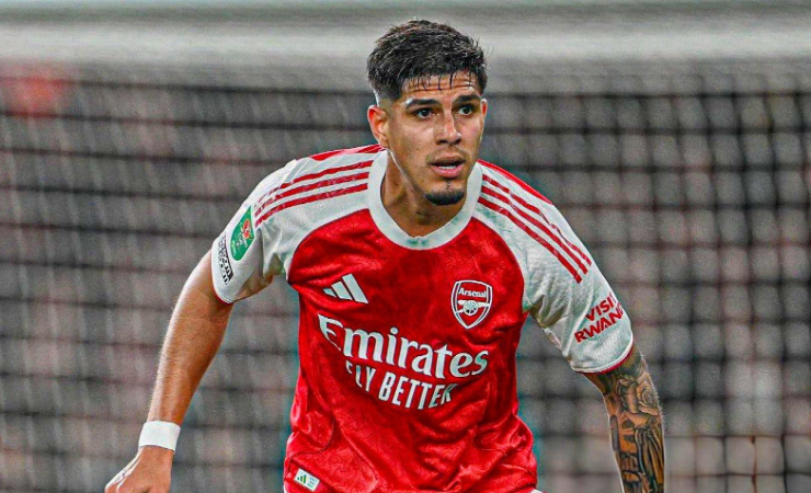 Piero Hincapié debutó como titular y brilló en la victoria del Arsenal por la Carabao Cup