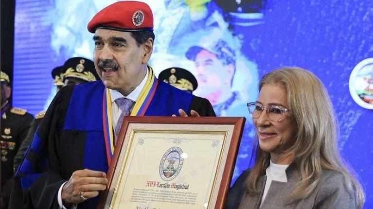 Imagen de la noticia: Nicolás Maduro recibió un doctorado honoris causa por la “destreza” y “resistencia” ante las “amenazas” de Estados Unidos