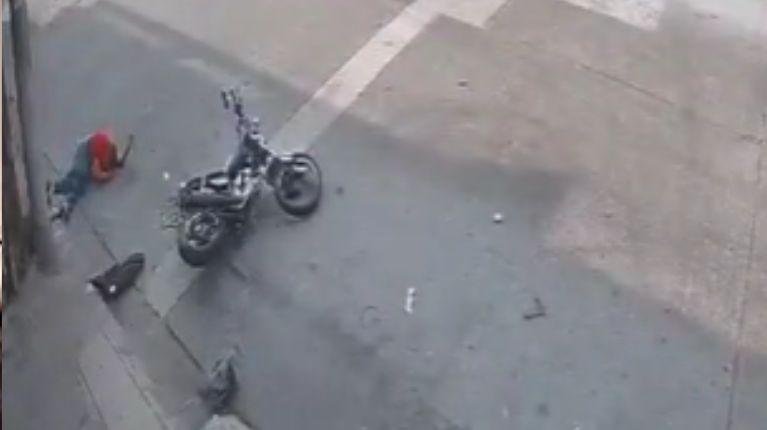 Imagen de la noticia: Presuntos delincuentes murieron atropellados por el conductor al que habrían intentado asaltar: todo quedó grabado