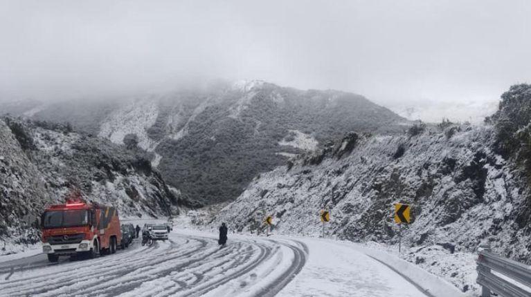 Imagen de la noticia: Hermoso, pero también peligroso: caída de nieve en Papallacta este viernes 3 de octubre