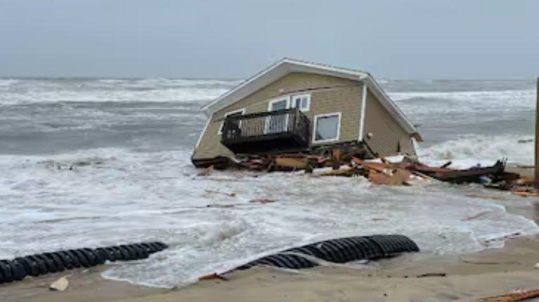 Imagen de la noticia: Impresionante derrumbe de casas en el mar en Carolina del Norte: todo quedó grabado