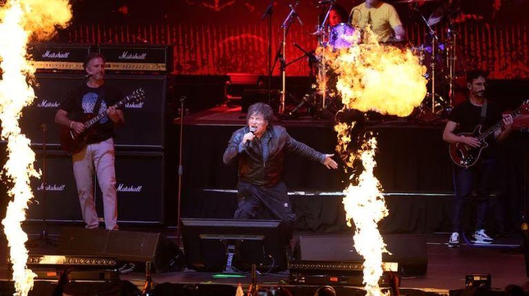Imagen de la noticia: Javier Milei y su eufórico concierto de rock con la “banda presidencial” en el Movistar Arena