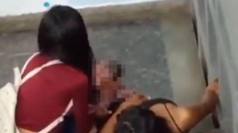 Imagen de la noticia: Mujer dio a luz en las escaleras de un hospital en Venezuela: la escena quedó grabada