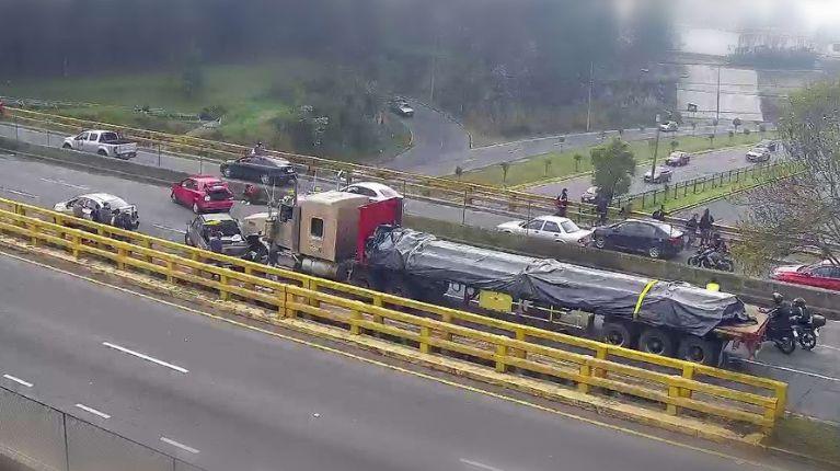 Imagen de la noticia: Múltiple accidente de tránsito en Quito: un tráiler y tres vehículos livianos involucrados