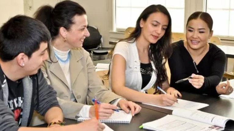 Noboa dispone la creación del programa de residencias “Casa U” para estudiantes universitarios