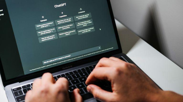 Compañía de tecnología permitirá contenido “erótico” en ChatGPT a partir de diciembre