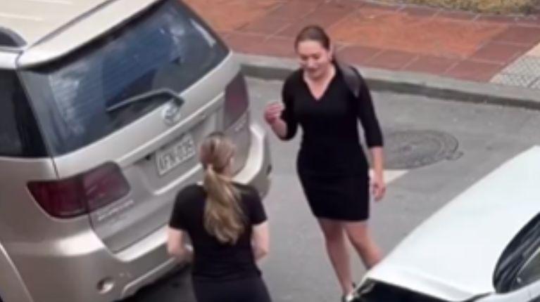 Imagen de la noticia: Increíble reacción de dos mujeres que protagonizaron un accidente de tránsito