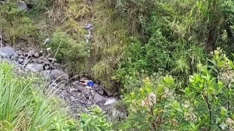 Imagen de la noticia: Tres cadáveres maniatados fueron hallados en una quebrada en Tungurahua