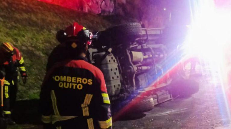 Quito: accidentes de tránsito y cierre de carril por presencia de rocas en la vía