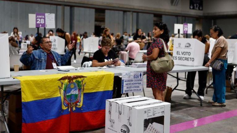 ¿Con qué documentos pueden sufragar los ecuatorianos en el exterior?