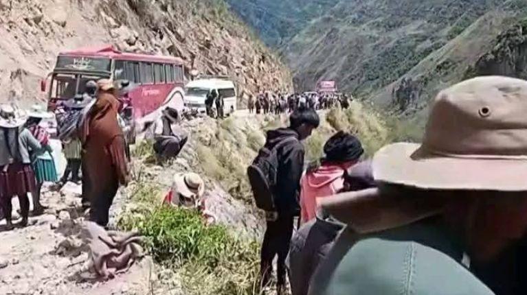 Autobús cayó por un barranco y dejó al menos 15 muertos: el conductor tiene 23 años