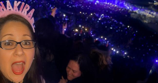 Fanática se cae en pleno concierto de Shakira en Quito: sucede mientras cantaba “Las mujeres ya no lloran, las mujeres facturan”