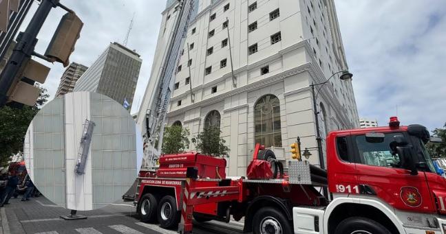 Imagen de la noticia: Trabajadores quedan suspendidos en piso 22 de edificio en Guayaquil