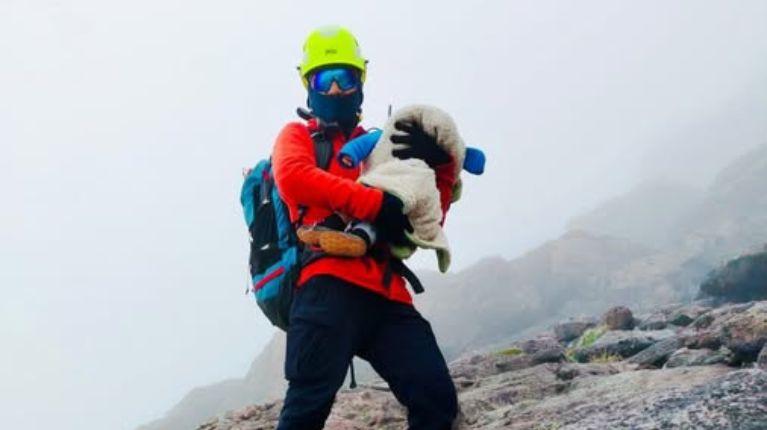 Bomberos rescataron a un bebé en el nevado Cayambe