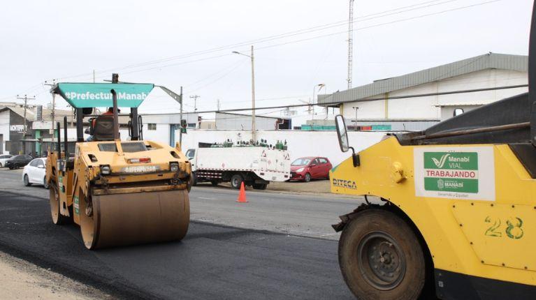 Prefectura de Manabí continúa con la colocación de asfalto y señalización horizontal en la vía Montecristi – Manta