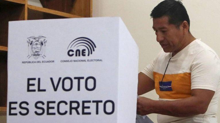 ¿Quiénes están obligados a votar y con qué documentos se puede ejercer el sufragio?