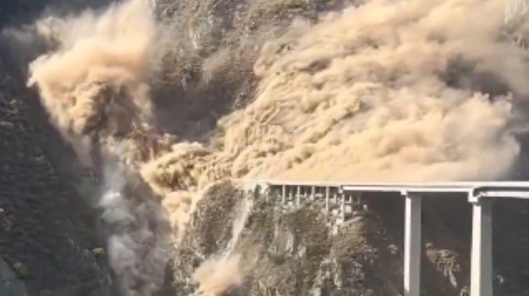 Impactante video del colapso de un puente en China