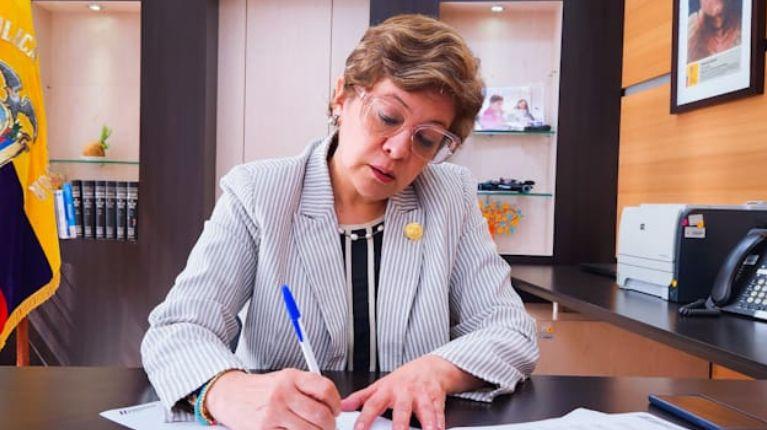 Ministra de Trabajo firmó acuerdo para incremento salarial que beneficiará a más de 2.000 funcionarios públicos