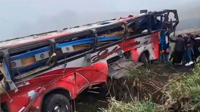 Bus que se accidentó y dejó 22 muertos habría llevado exceso de pasajeros