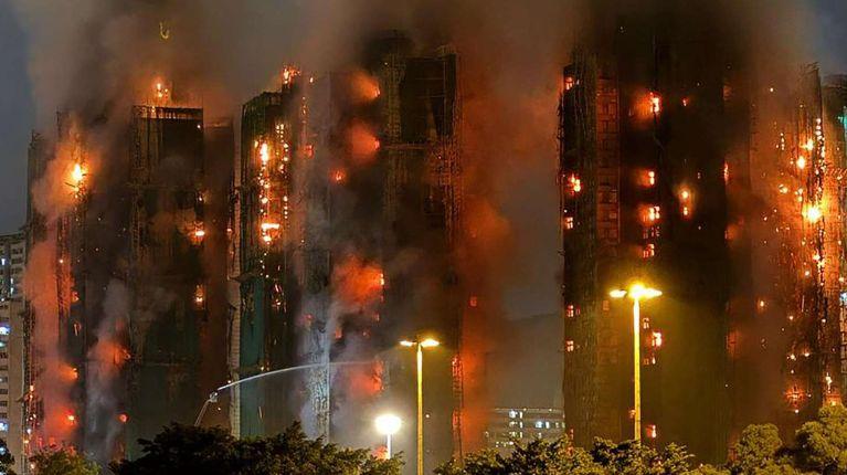 Más de 70 muertos por el incendio en rascacielos de Hong Kong