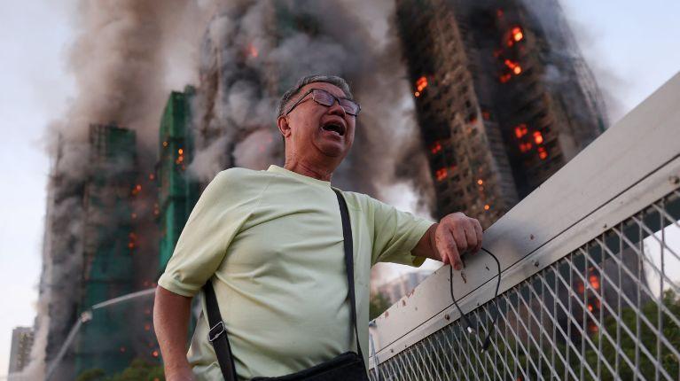 Incendio de Hong Kong: 128 muertos y continúa la búsqueda de desaparecidos