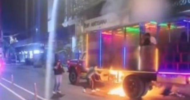 Emergencia en fiestas de Quito: chiva se incendia en la madrugada