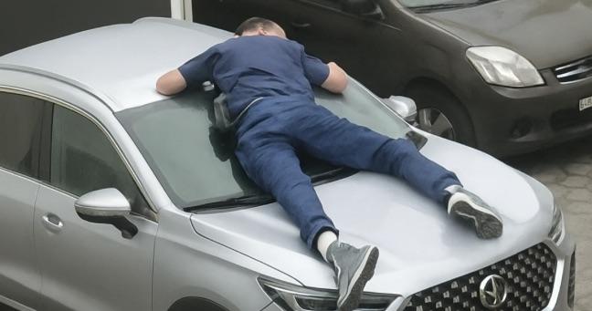 Hombre se sube al capó para evitar robo de su auto en Quito